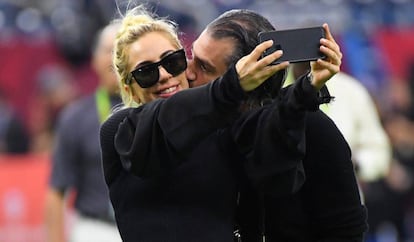 Lady Gaga y Christian Carino, durante el Super Bowl en febrero de 2017.