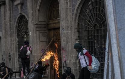 Algunas de las manifestantes intentaron quemar la puerta de uno de los edificios del centro de Ciudad de México.