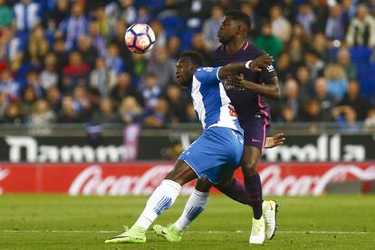 El delantero ecuatoriano del Espanyol Felipe Caicedo (i) lucha con el defensa francés del Barcelona Samuel Umtiti.