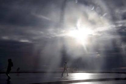 Fuertes vientos en la costa mediterránea francesa. En la imagen, una mujer camina por el paseo marítimo de Niza.
