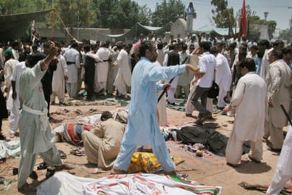 Decenas de personas tratan de identificar a algunas de las víctimas del atentado de ayer en Islamabad.