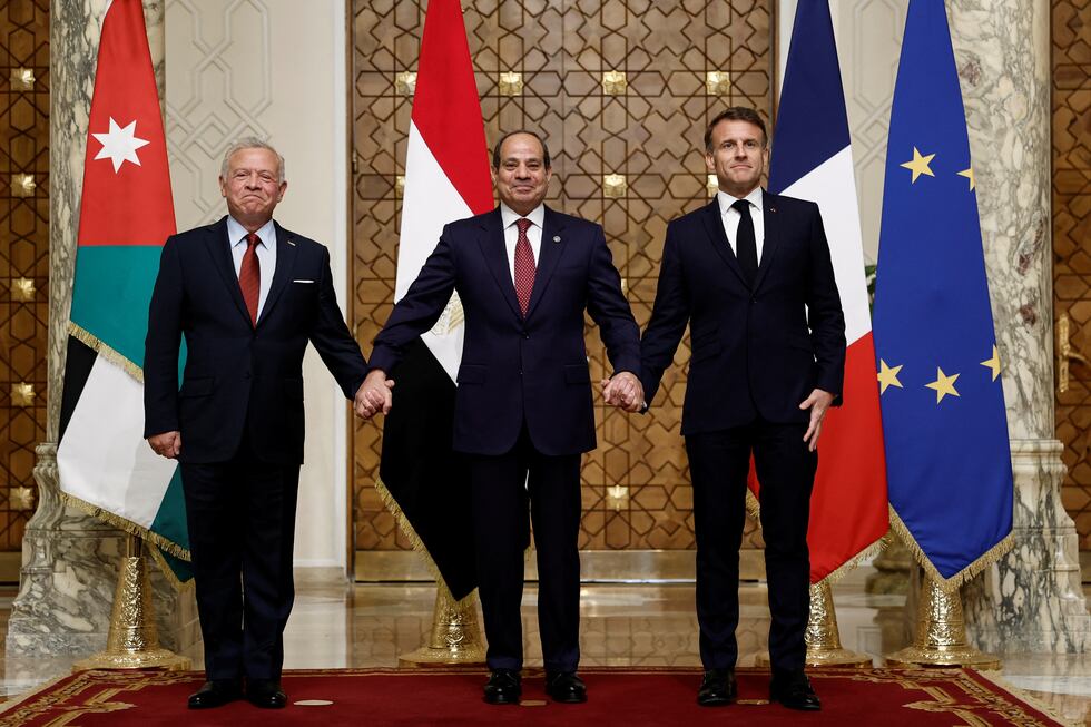 El rey de Jordania, Abdalá II; el presidente francés, Emmanuel Macron; y el presidente egipcio, Abdelfatah al Sisi; este lunes en El Cairo.