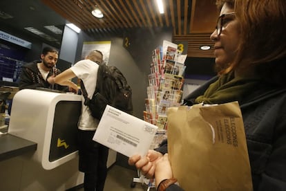 Hasta ahora, los votantes tenían hasta el jueves 25 para llevar a una oficina de Correos su voto. En la foto, una mujer espera para emitir su voto por correo en la oficina central de Terrasa.