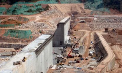 Construcción del muro de contención de la presa Nam Theun 2, en 2007.