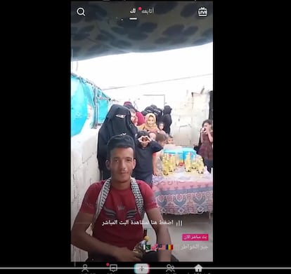 Captura de una retransmisión en directo de TikTok, rodada en un campo de refugiados sirios, en las que un hombre pide ayuda para alimentar a las mujeres y niños que tiene a su espalda.