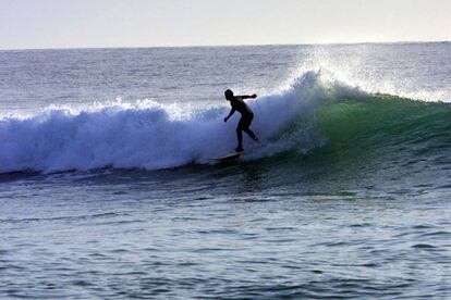 Un surfista en la ría de Muros-Noia.