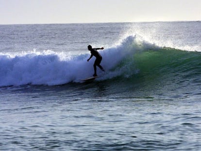 Un surfista en la ría de Muros-Noia.