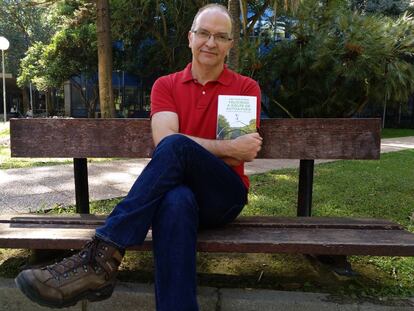 Juan Carlos Siurana posa con su libro en la Facultad de Filosofía y Ciencias de la Educación de la Universidad de Valencia.