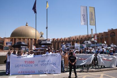 Trabajadores de Abengoa a las puertas de FIBES, donde el pasado  de julio se desarrolló la primera reunión entre el Gobierno, la Junta y la compañía para abordar su futuro.