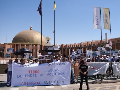 Trabajadores de Abengoa a las puertas de FIBES, donde el pasado  de julio se desarrolló la primera reunión entre el Gobierno, la Junta y la compañía para abordar su futuro.