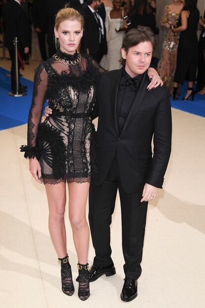 Lara Stone y Christopher Kane.