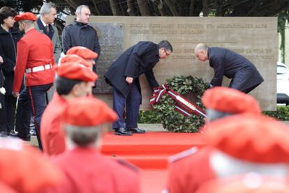 El <i>lehendakari</i>, Patxi López, y el consejero de Interior vasco, Rodolfo Ares, en el acto de homenaje a los <i>ertzainas,</i> víctimas del terrorismo.