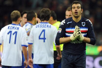 El arquero del Sampdoria Gianluca Curci gesticula ante un penal a favor del Milan.
