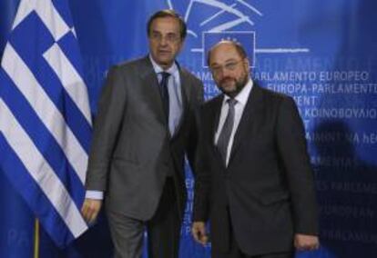 El presidente del Parlamento Europeo, Martin Schulz (d), recibe al al primer ministro de Grecia, Antonis Samaras, antes de una reunión en la sede de la Comisión Europea en Bruselas (Bélgica).