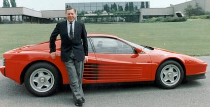 Sergio Pininfarina posando junto a un Ferrari Testarossa