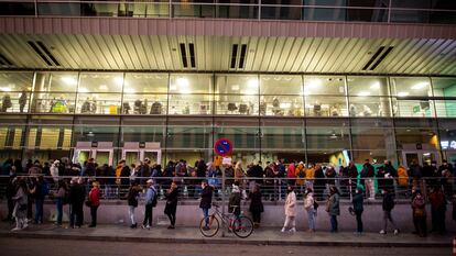 People wait in line to get vaccinated at Madrid’s WiZink Center.