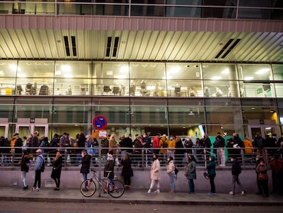 People wait in line to get vaccinated at Madrid’s WiZink Center.