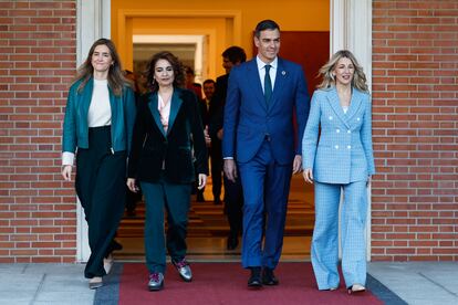 El presidente Pedro Sánchez con, desde la izquierda, las vicepresidentas Sara Aagesen, María Jesús Montero y Yolanda Díaz, el 28 de
noviembre en La Moncloa.