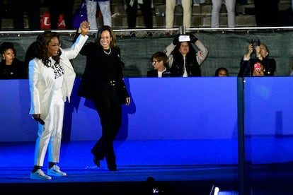 Oprah Winfrey junto a Kamala Harris durante la campaña presidencial de la demócrata, el 4 de noviembre de 2024, en Filadelfia (Pensilvania).