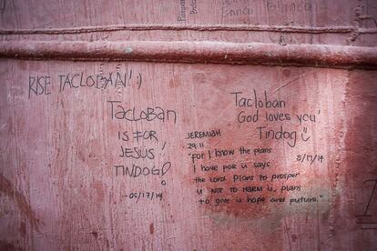 Mensajes de aliento escritos en uno de los barcos en el barrio Hanibong, en Tacloban, Filipinas. "Crece, Tacloban" y "Tacloban, Dios te ama", se lee.