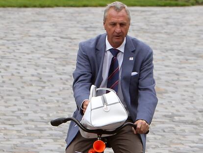 Johan Cruyff acude en bicicleta a la sede de la FIFA en Zúrich.