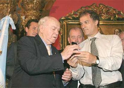 Alfredo Di Stefano recibe la distinción de ciudadano ilustre. Atrás, el director deportivo del Real Madrid, Jorge Valdano, y el alcalde bonaerense, Anibal Ibarra.
