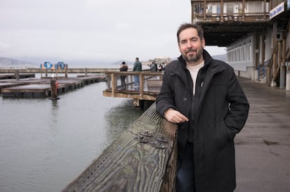 Miguel Arraiz en la baha de San Francisco, tras recibir el encargo del Burning Man en noviembre de 2024.