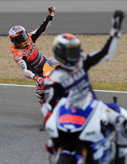 Casey Stoner y Jorge Lorenzo, al finalizar la carrera.