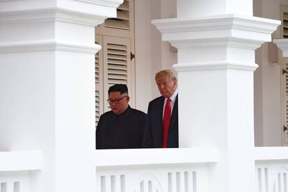 Kim Jong-un y Donal Trump pasean por los pasillos del Hotel Capella en la isla de Sentosa, tras la reunión bilateral entre Corea del Norte y Estados Unidos.