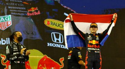 Verstappen, a la derecha, celebra su título en Abu Dhabi ante Hamilton.