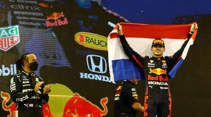 Verstappen, a la derecha, celebra su título en Abu Dhabi ante Hamilton.