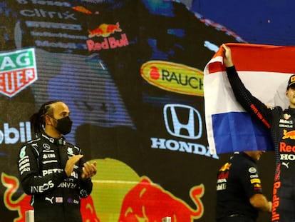Verstappen, a la derecha, celebra su título en Abu Dhabi ante Hamilton.
