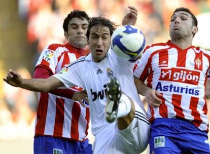 Raúl intenta controlar el balón entre Sastre (a la izquierda) y David Barral.