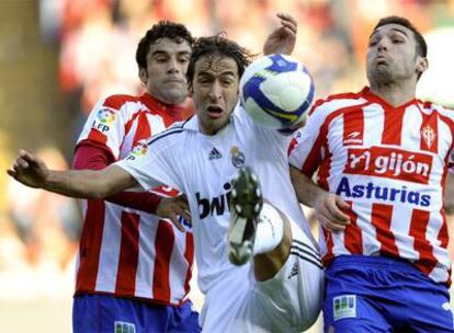 Raúl intenta controlar el balón entre Sastre (a la izquierda) y David Barral.