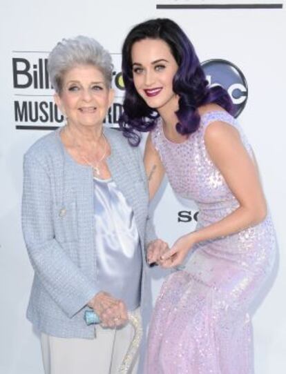 Katy Perry llevó a su abuela de 91 años como acompañante a los premios Billboard.