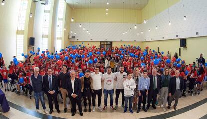 Directivos, futbolistas, monitores y alumnos en una jornada de Futura Afición llevada a cabo por LaLiga y Osasuna.