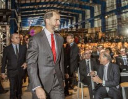 El pr&iacute;ncipe Felipe, minutos antes de su intervenci&oacute;n en la ceremonia de inauguraci&oacute;n de la nueva unidad de reducci&oacute;n de fuel&oacute;leo (URF) de la refiner&iacute;a Petronor, esta ma&ntilde;ana en Muskiz (Vizcaya). 