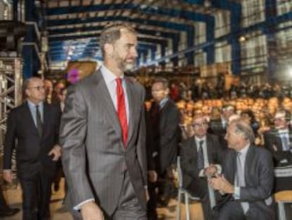 El pr&iacute;ncipe Felipe, minutos antes de su intervenci&oacute;n en la ceremonia de inauguraci&oacute;n de la nueva unidad de reducci&oacute;n de fuel&oacute;leo (URF) de la refiner&iacute;a Petronor, esta ma&ntilde;ana en Muskiz (Vizcaya). 