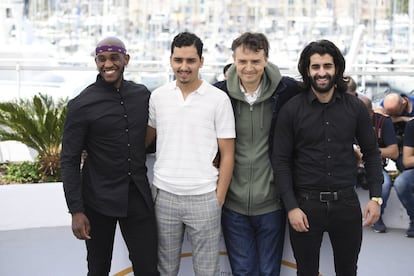 De izquierda a derecha los actores Elis Gardiole y Sidi Mejai, el director Antoine Desrosieres y el actor Mehdi Dahmane antes de la presentación de "A Genoux Les Gars" en Cannes, el 10 de mayo de 2018.