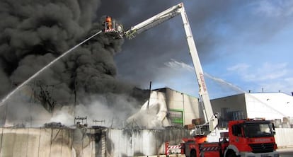 Tareas de extinci&oacute;n del fuego originado en el Pol&iacute;gono Industrial la Reva de Ribarroja.