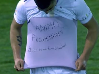 Instante en el que Jona enseña su camiseta.