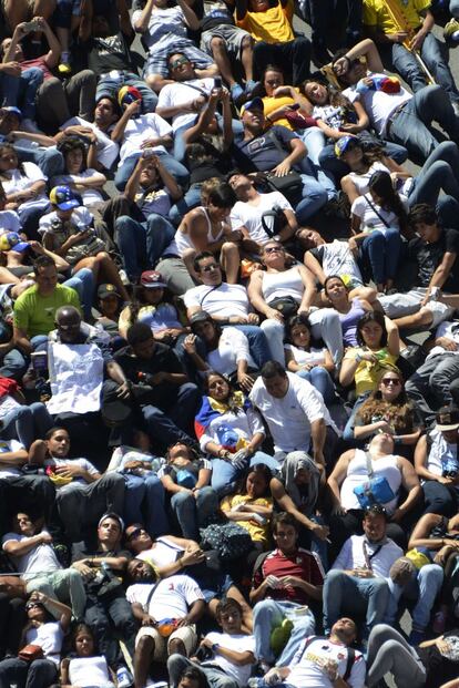 Miles de estudiantes en contra del gobierno durante una protesta frente al edificio del Poder Judicial venezolano en Caracas. Oposición y progubernamentales se reunieron al mediodía del sábado en diferentes lugares de Caracas y otras localidades venezolanas en el cuarto día consecutivo de protestas.