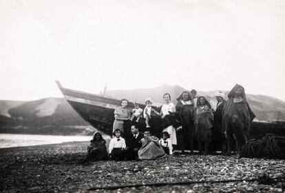 Los diez proyectos de la muestra experimentan con nuevos formatos para profundizar en aspectos sociales como las fronteras, el territorio o la violencia. Esta foto de aproximadamente 1950 es de Puerto Capaz, nombre de esta localidad marroquí cuando estaba bajo protectorado español. Es una de las imágenes del proyecto 'El Frente'.