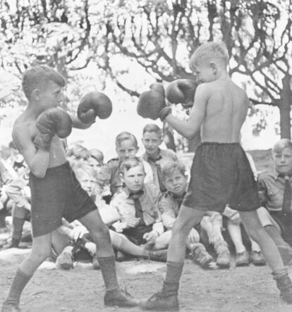 Practicando boxeo, el deporte favorito de Hitler.