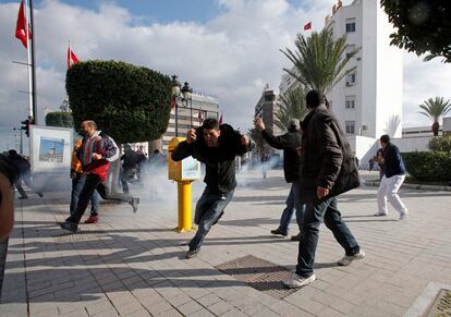 Varios manifestantes tratan de huir de los disparos y lanzamiento de granadas lacrimógenas durante una protesta convocada contra el presidente Ben Ali el pasado 14 de enero de 2011.