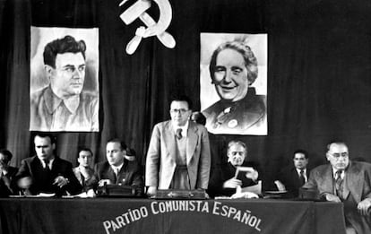 Carrillo (standing) with Republican commander Enrique L&iacute;ster (left) and &quot;La Pasionaria&quot; (right) in Toulouse in 1945. 