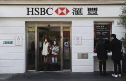 Dos mujeres abandonan una sucirsal del banco HSBC, en el barrio chino de Londres (Reino Unido). EFE/Archivo