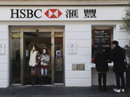 Dos mujeres abandonan una sucirsal del banco HSBC, en el barrio chino de Londres (Reino Unido). EFE/Archivo