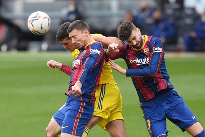 Lenglet y Piqué tratan de evitar que Sobrino remate el balón.