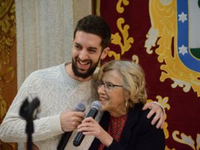 El humorista acompaña a la alcaldesa de Madrid en la copa de Navidad del Ayuntamiento